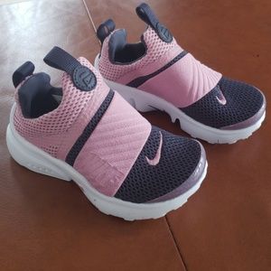 NWOT girls Nike shoes 9t